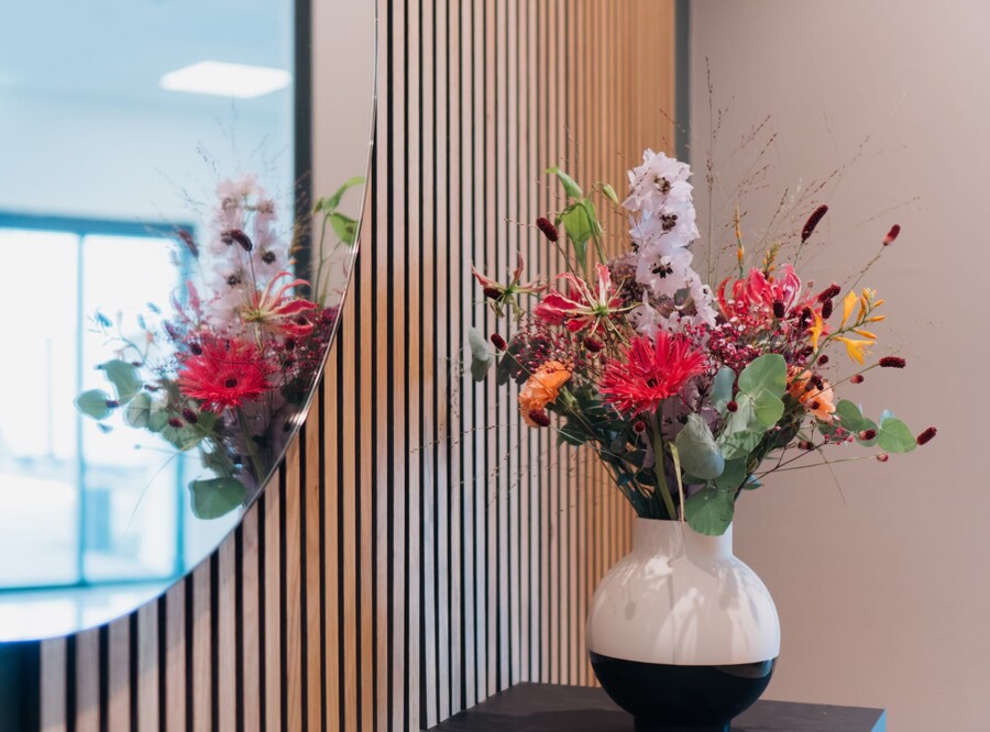 Impression der Praxisdekoration. Fokus auf einen bunten Blumenstrauß.