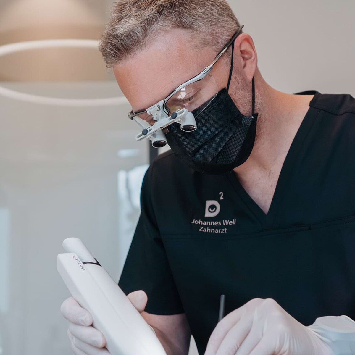 Johannes Well führt einen Intraoralscan durch.