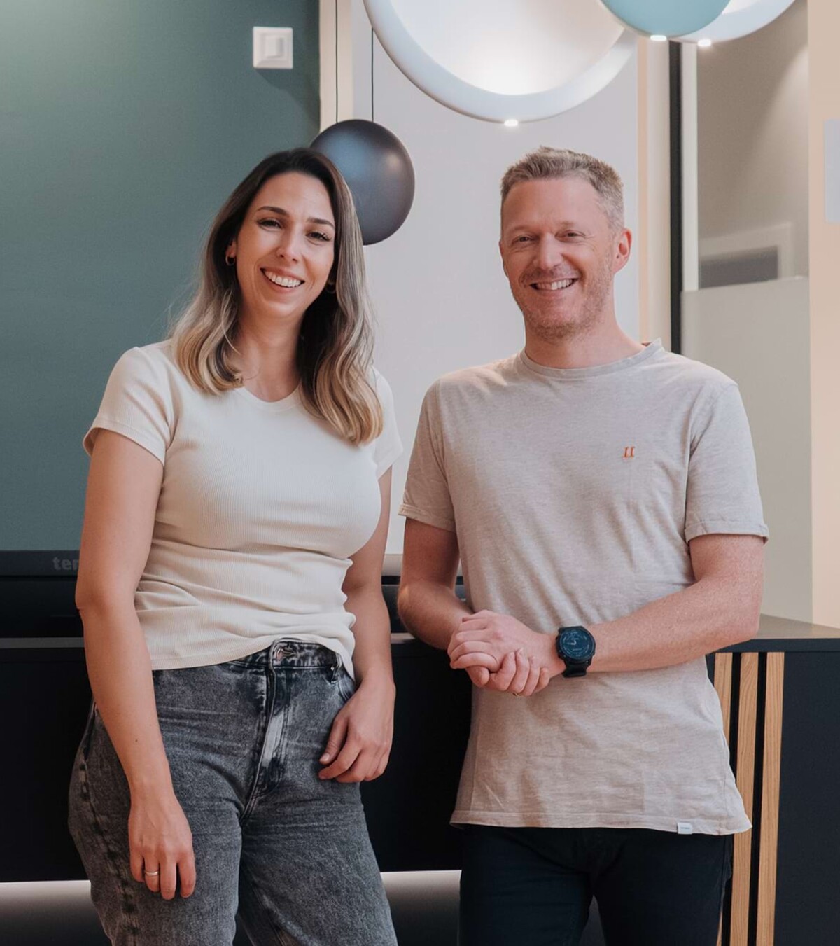 Lisa Kremer (links) und Johannes Well (rechts) vor der Rezeption.